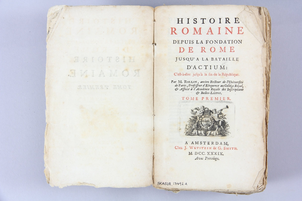 Bok, pappband, "Histoire Romaine", del 1, tryckt 1739 i Amsterdam. Marmorerade pärmar, blekt rygg med påklistrade etiketter, delvis svårlästa.. Oskuret snitt. Anteckning om inköp på pärmens insida.