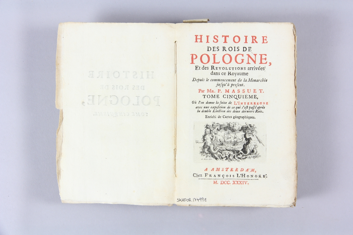 Bok, pappband, "Histoire des rois de Pologne", del 5,  tryckt 1734 i Amsterdam. Pärm av marmorerat papper, blekt rygg med etiketter med bokens titel, närmast utplånad, och samlingsnummer. Oskuret snitt, ej uppskuren.