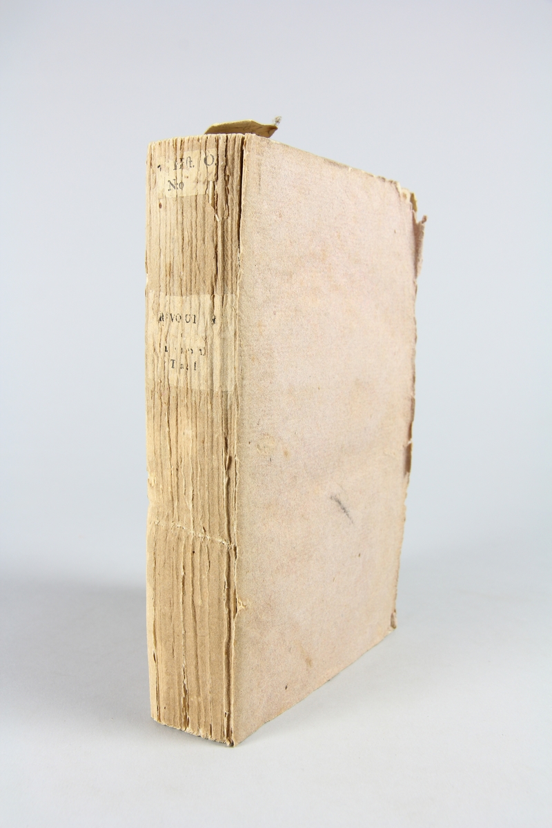 Bok, pappband, "Révolutions de l´Inde", del 1, tryckt 1796 i Paris. Pärmar av ljusbrunt papper, blekt rygg med tryckta etiketter med bokens titel och nummer, otydlig text. Skuret snitt.