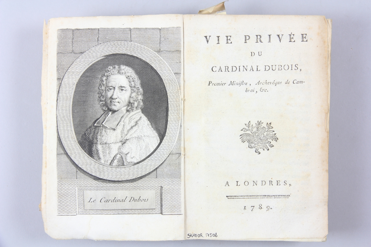Bok, pappband, "Vie privée du cardinal Dubois", tryckt 1789 i London. Pärmar av rödrandigt papper, blekt rygg med påklistrade etiketter. Klistrade sidor ur annan bok på pärmarnas insidor. Skuret snitt. Med porträtt i kopparstick.