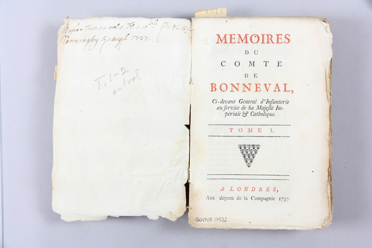 Bok, pappband, "Mémoires du comte de Bonneval", del 1-2,  tryckt 1737 i London. Marmorerade pärmar, rygg med påklistrade etiketter, delvis oläsliga. Oskuret snitt. Påskrift om inköpspris på pärmens insida delvis svårtolkat.