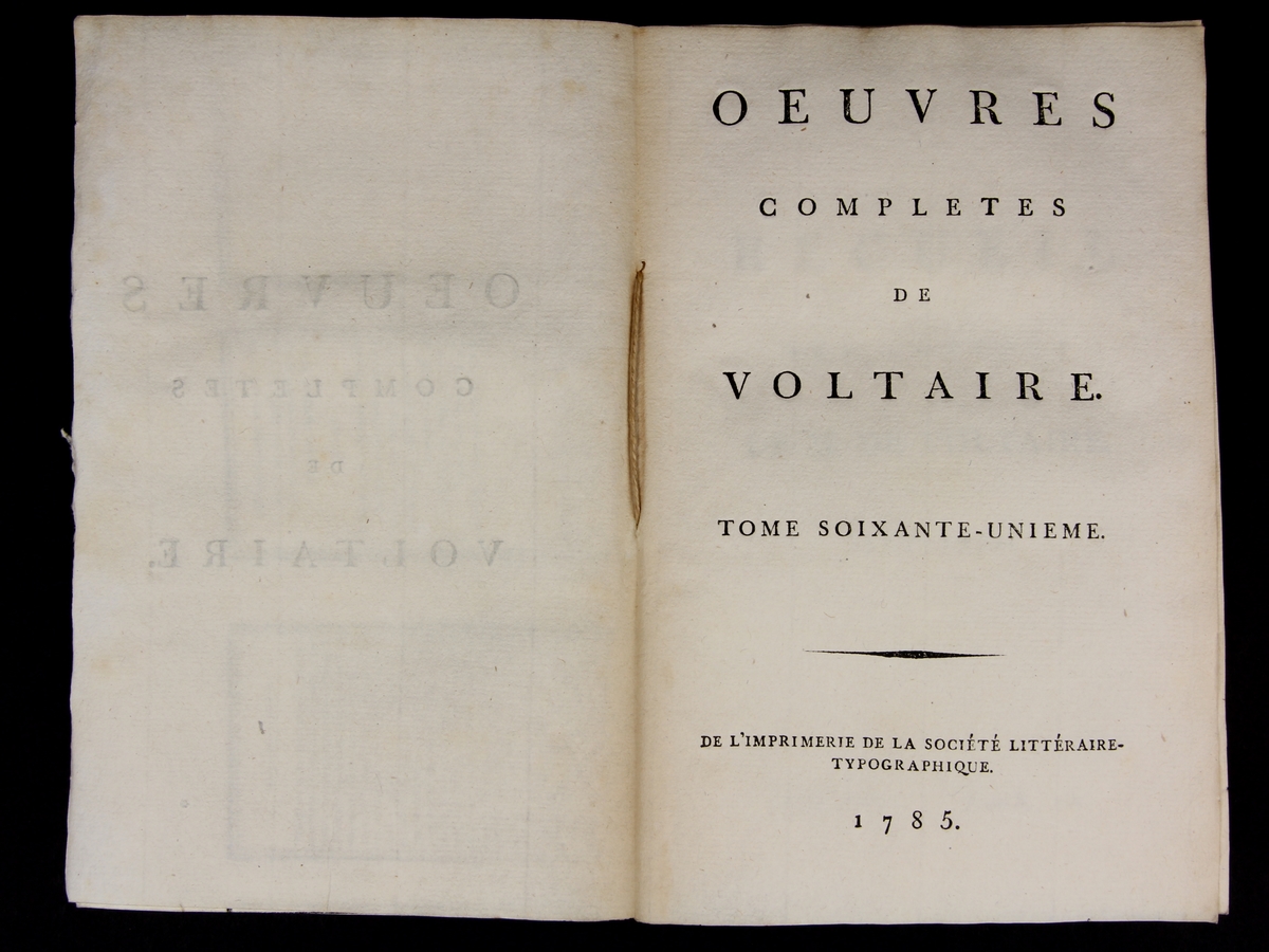 Bok, häftad, "Oeuvres complètes de Voltaire, Receuil de lettres 1769-1771", del 61, tryckt 1785.
Pärm av gråblått papper, skurna snitt. Pärmarnas insidor med inklistade sidor ur annan bok. På ryggen pappersetikett med tryckt text samt volymens namn och nummer. Ryggen blekt.