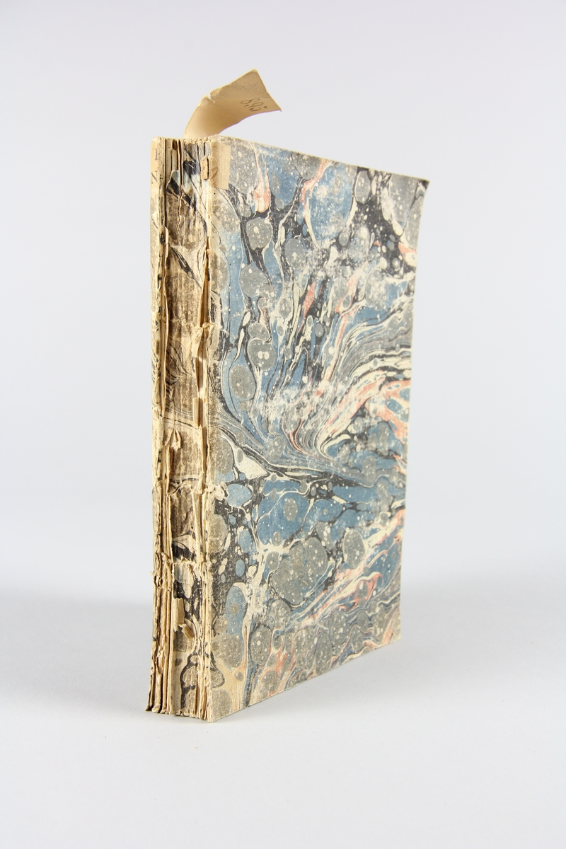 Bok, häftad "Joh. Fredr. Reichhardt's Bref från Paris, under hans vistande derstädes, åren 1802 och 1803", del 1, tryckt 1804 i Stockholm.
Pärm av marmorerat papper, skuret snitt.
