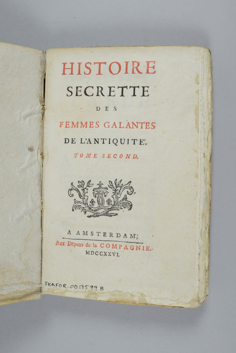 Bok, pappband,"Histoire secrette des femmes galantes de 
l´antiquité ", del 2, tryckt 1726 i Amsterdam.
Pärm av marmorerat papper, oskuret snitt. På ryggen pappersetikett med volymens namn och nummer. Ryggen blekt och skadad.