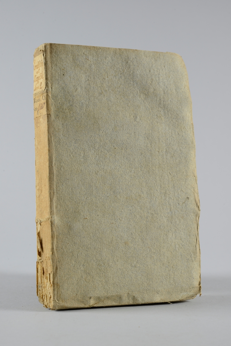 Bok, pappband,"Féraddin et Rozéide, conte morale, politique et militaire", del 2,  tryckt 1765 i Gaznah.
Pärm av gråblått papper, oskuret snitt. På ryggen pappersetikett med volymens namn och nummer. Ryggen blekt.