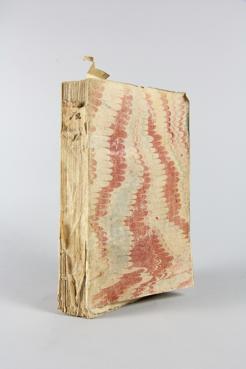 Bok, häftad, "Les desesperées", del 2, översatt av J. A. Marini, tryckt 1732 i Paris. Pärmar av marmorerat papper, blekt rygg med etikett med bokens  samlingsnummer. Oskuret snitt. Illustrerad med kopparstick.