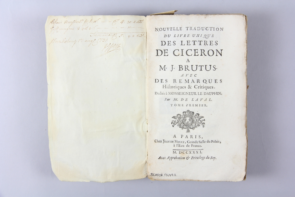 Bok, "Lettres à Brutus", del 1, tryckt 1731 i Paris.
Pärm av marmorerat papper, oskuret snitt.  Blekt rygg med pappersetikett med volymens namn och samlingsnummer. Anteckning om inköp på pärmens insida.