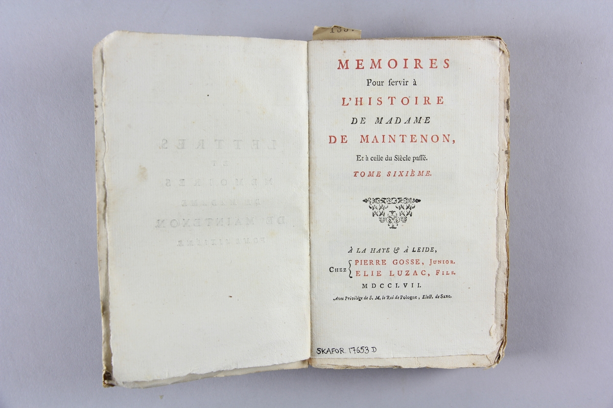 Bok, pappband,"Lettres et mémoires de madame de Maintenon", del  6.  Pärmar av marmorerat papper, oskuret snitt. Etikett med titel och samlingsnummer på ryggen.
