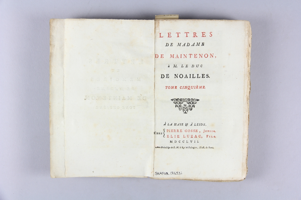Bok, häftad,"Lettres et mémoires de madame de Maintenon", del 5. Pärmar av marmorerat papper, oskuret snitt. Etikett med titel och samlingsnummer på ryggen.