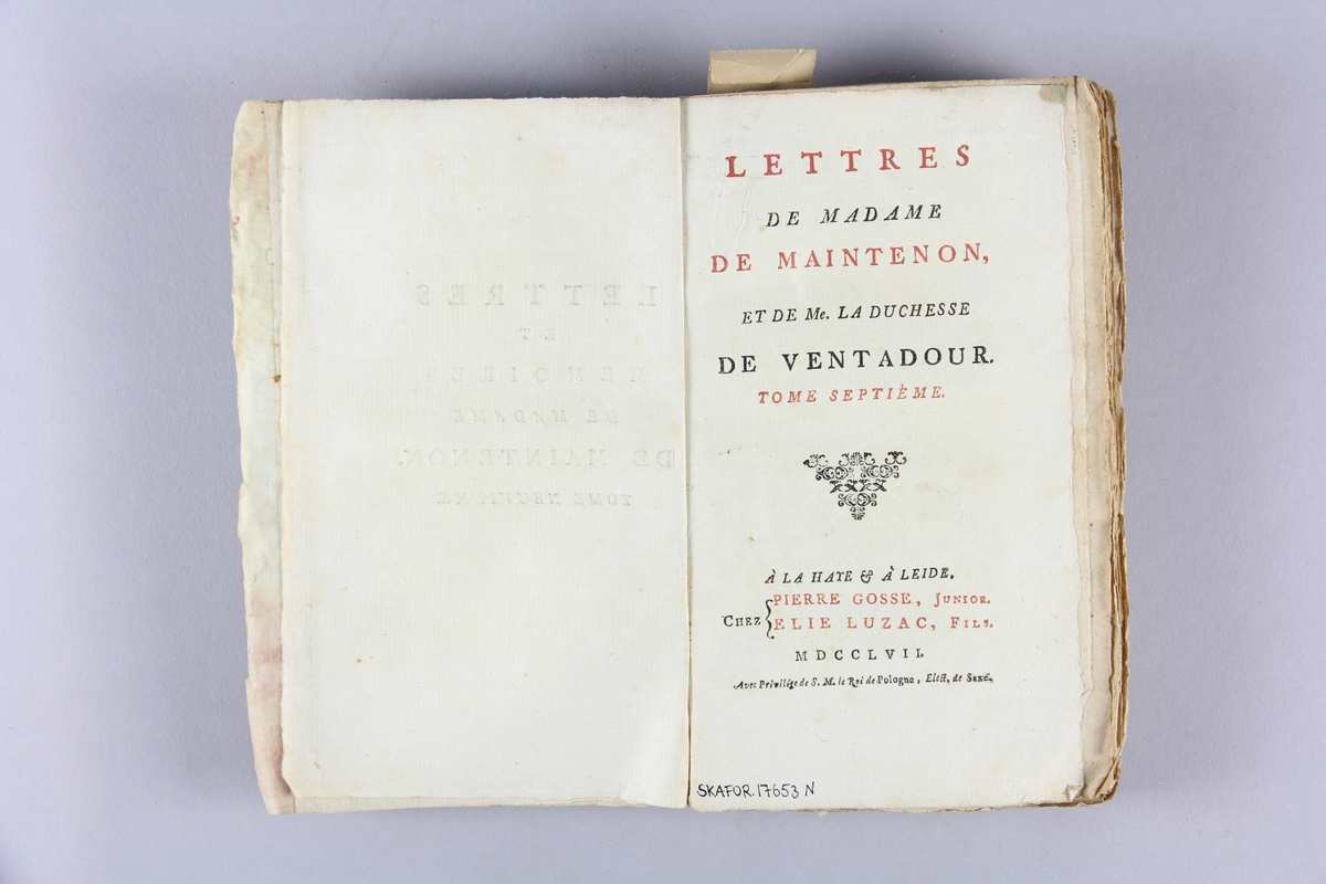 Bok, pappband,"Lettres et mémoires de madame de Maintenon", del 7.  Pärmar av marmorerat papper, oskuret snitt. Etikett med titel och samlingsnummer på ryggen.