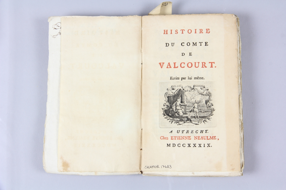 Bok, häftad, "Histoire du comte de Valcourt", tryckt i Utrecht 1739.
Pärm av marmorerat papper, oskurna snitt. På ryggen klistrade pappersetiketter med volymens namn och samlingsnummer. Ryggen blekt. Anteckning om inköp.