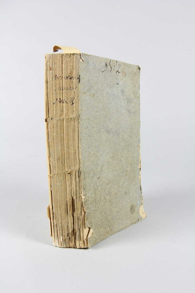 Bok, häftad, "Aventurier françois, ou Mémoires de Grégoire Merveil", del 2, tryckt i London 1784.
Pärmar av gråblått papper, skurna snitt. Ryggen blekt och skadad, bakre pärm lös. På framsidan märkt med bläck "No 2".