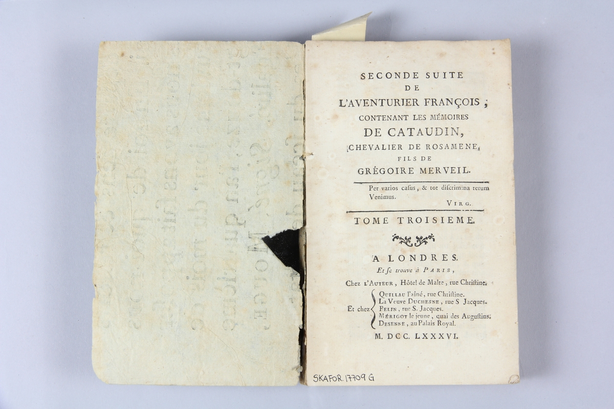 Bok, häftad, "Aventurier françois, ou Mémoires de Grégoire Merveil", seconde suite, del 3, tryckt i London 1786.
Pärmar av gråblått papper, skurna snitt. Ryggen blekt och skadad. På framsidan märkt med bläck "No 7".
