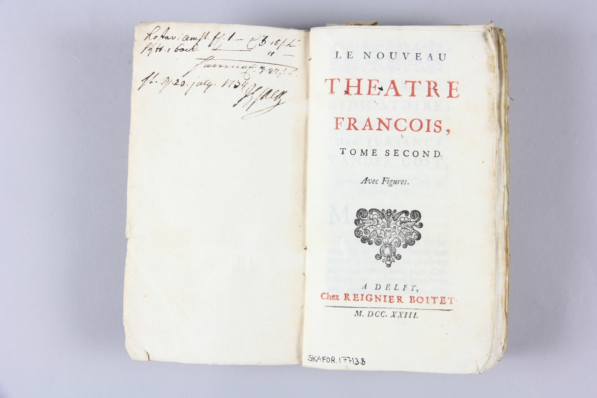 Bok, häftad, "Le nouveau theatre françois", del 2, tryckt i Delft 1723.
Pärm av marmorerat papper, oskurna snitt. På ryggen klistrade pappersetiketter med volymens namn och samlingsnummer. Ryggen blekt. Anteckning om inköp.