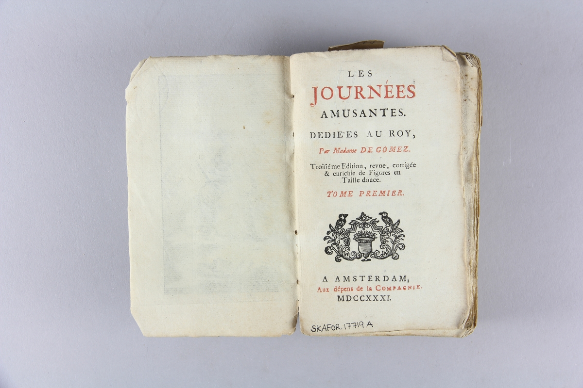 Bok, häftad, "Les journées amusantes", del 1, tryckt i Amsterdam 1731.
Pärm av marmorerat papper, med oskurna snitt. På ryggen klistrade pappersetiketter volymens titel och samlingsnummer. Ryggen blekt. Med kopparstick. Anteckning om inköp.