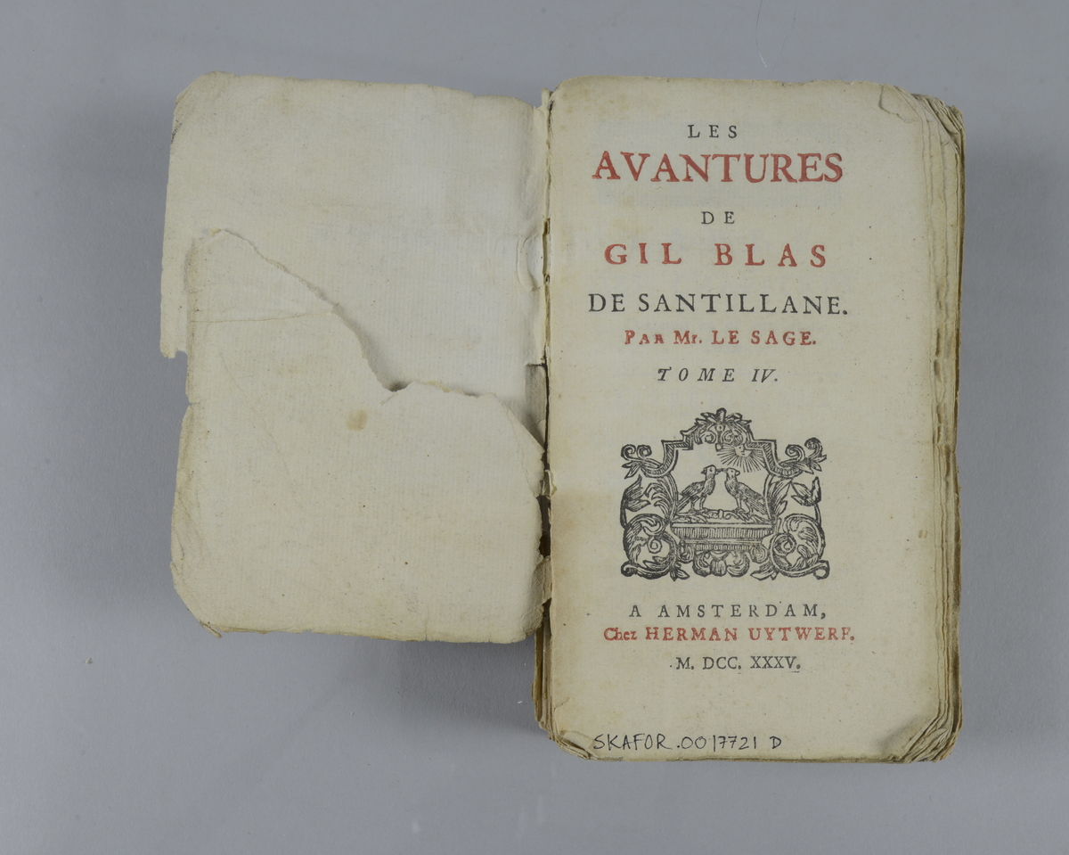 Bok, häftad,"Les avantures de Gil Blas", del 4, tryckt i Amsterdam 1735.
Pärm av marmorerat papper, oskurna snitt. På ryggen klistrad pappersetikett med volymens namn och nummer. Ryggen blekt.