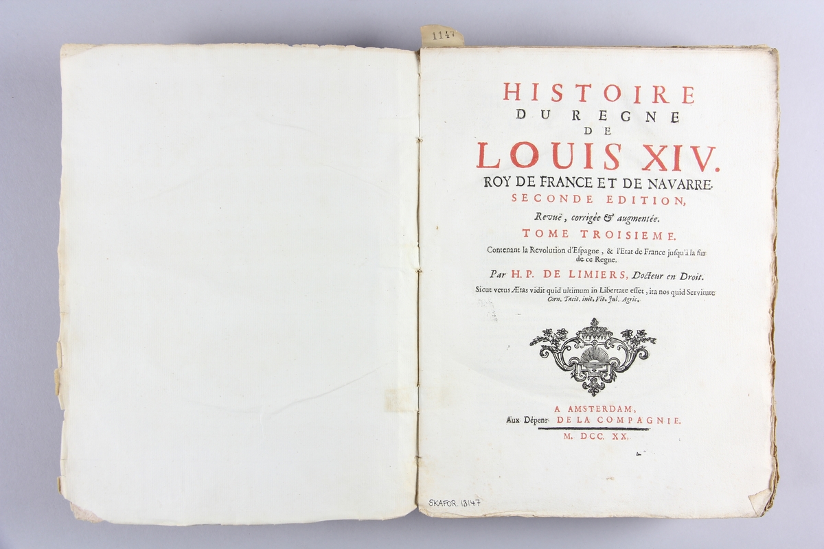 Bok, häftad,"Histoire du regne de Louis XIV", del 3.  Pärmar av marmorerat papper, oskuret snitt. Blekt och skadad rygg.