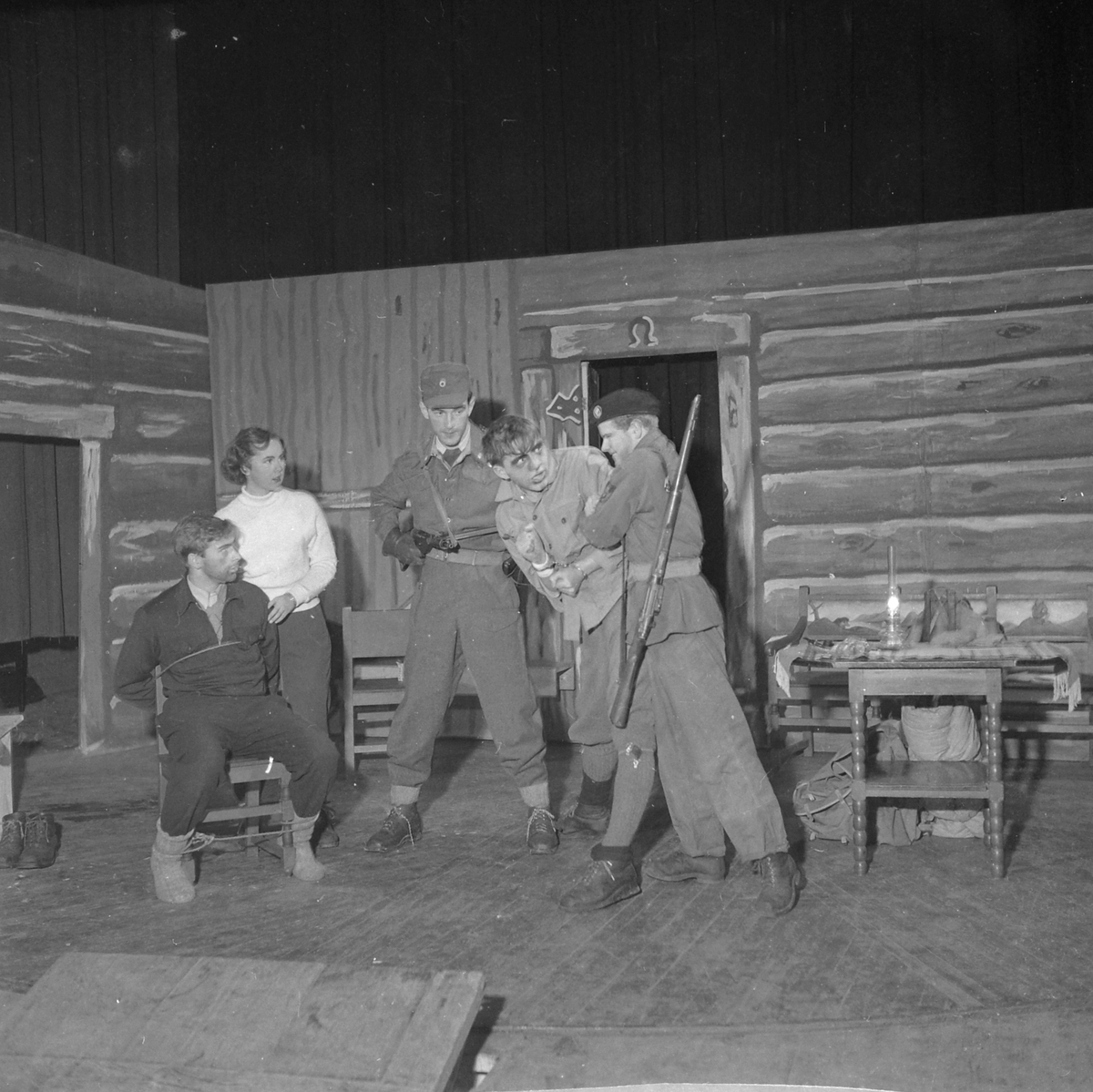 Scener fra skuespillet "Helten og brotsmannen" av Knut Hauge, oppført av Rødrussen i Trondheim