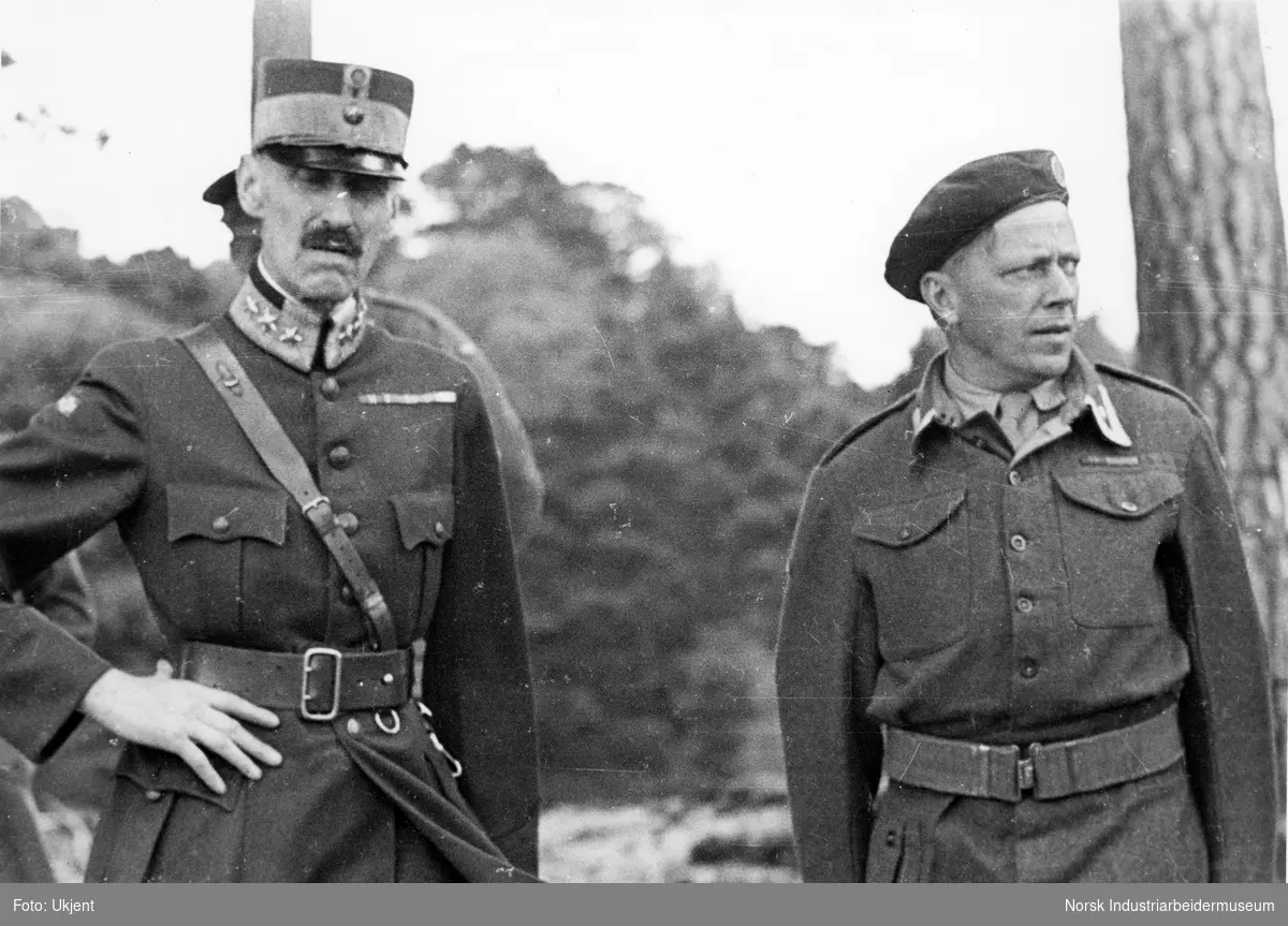 Kong Haakon VII med major Leif Tronstad.