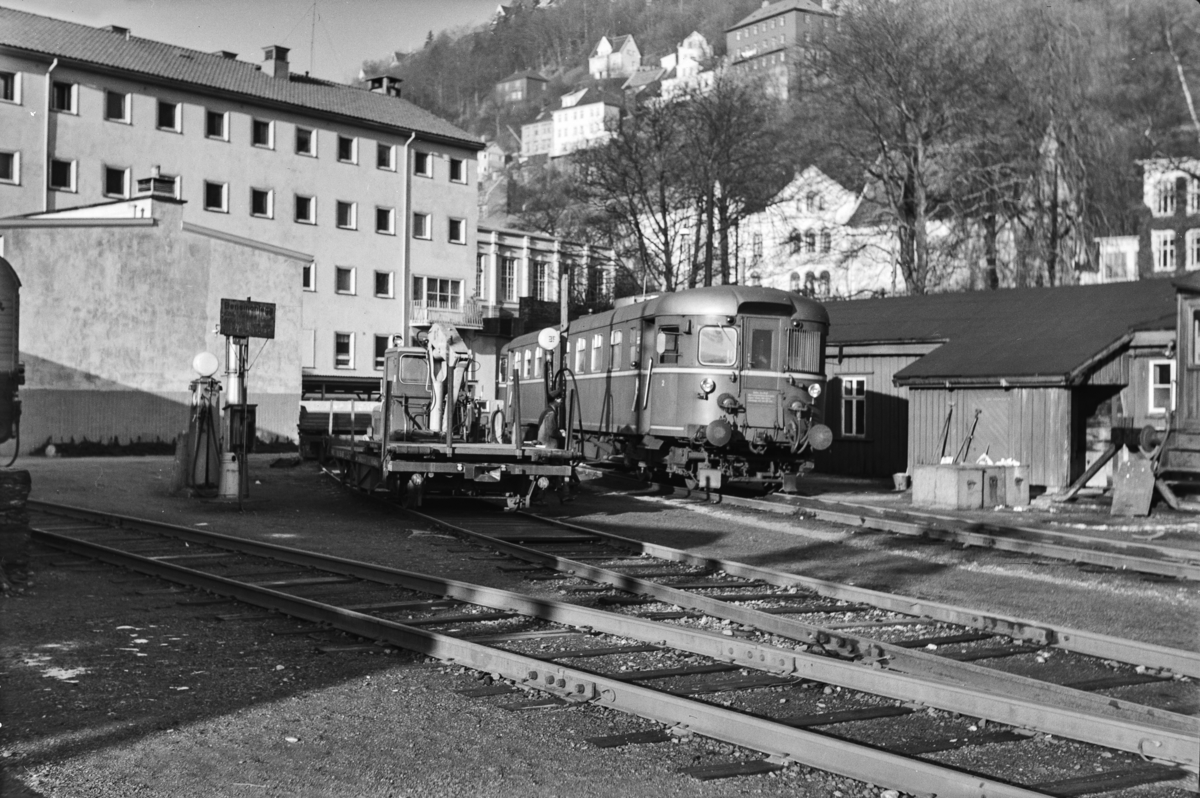 Diesemotorvogn Bmdo 91 10 på Bergen stasjon. Til venstre arbeidstralle Robel 4612.