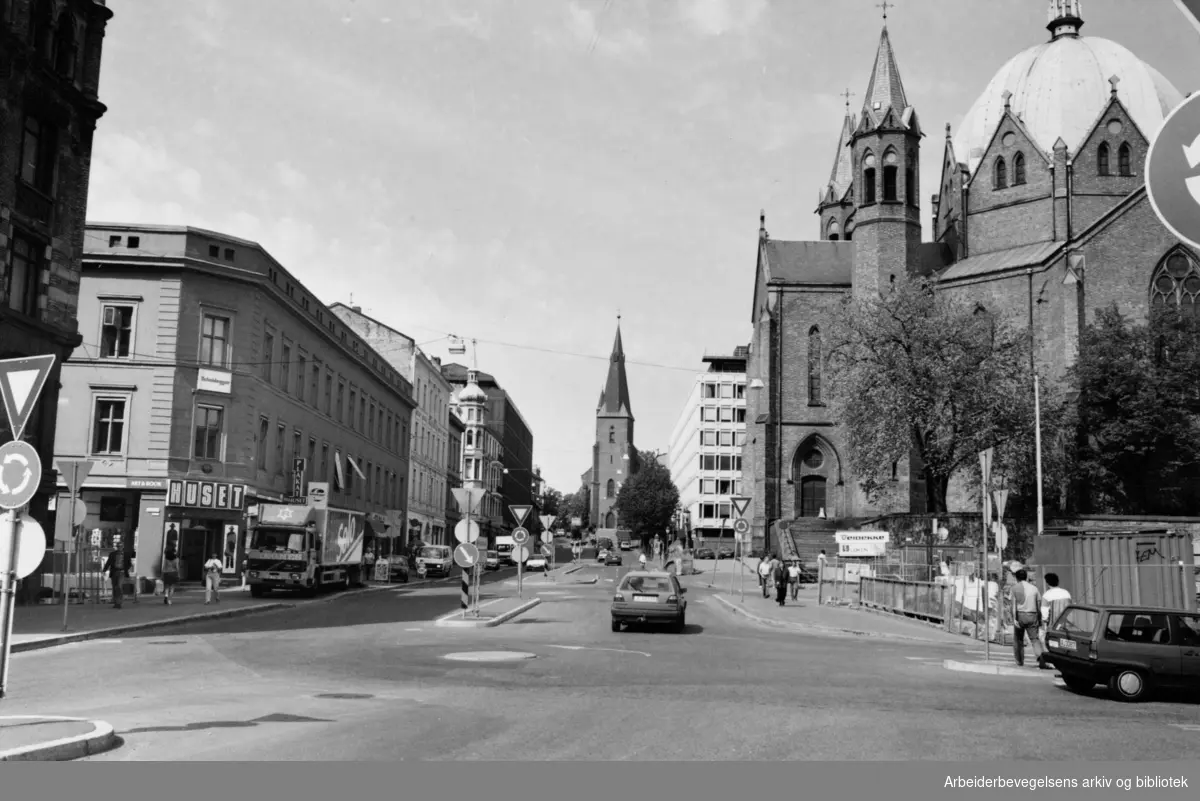Akersgata. Trefoldighetskirken og St. Olavs kirke. Mai 1993