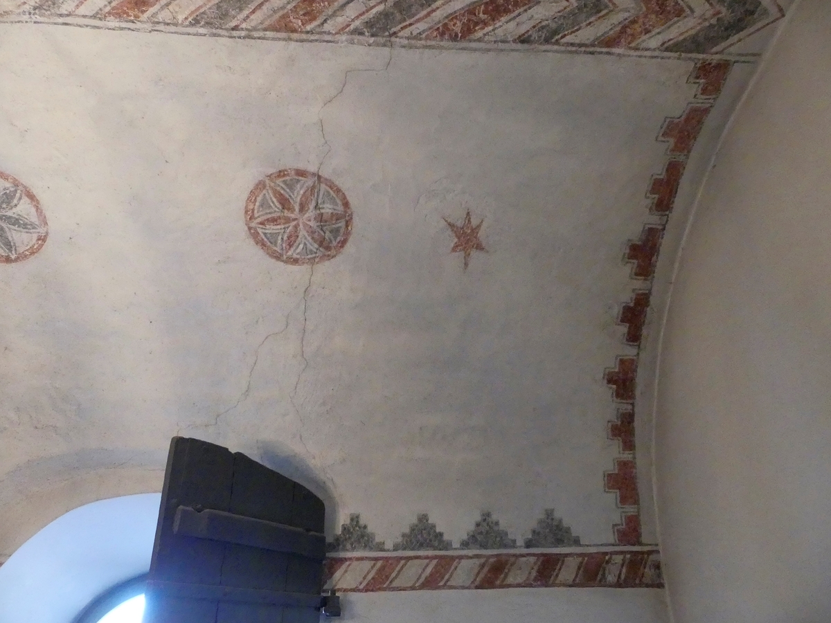 Arkeologisk schaktningsövervakning, östra delen av sakristians valv med sprickor och sekundära lagningar i måleriet, Lena kyrka, Lena socken 2018