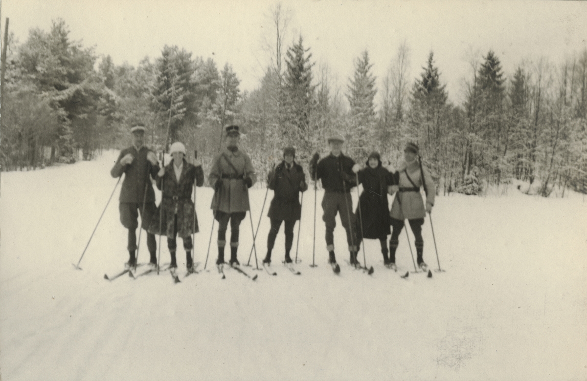 Text i fotoalbum: "I 27:s vinterövningar i Leksand 31/1-5/2 1927".