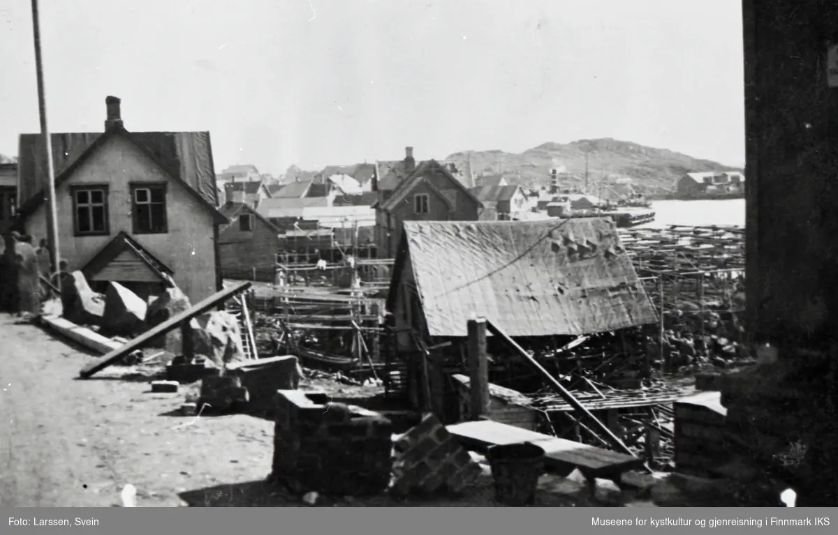Honningsvåg. Storbombingen. Til venstre Oscar Johansens hus. 14. juli 1942.