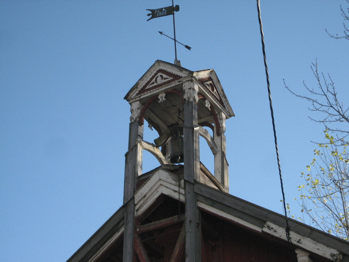 Klokketårnet på Nordvi skal være fra tidlig på 1900-tallet, og er utført i den karakteristiske lanterneformen som er typisk for Stange-området. Konstruksjonen til tårnet er rikt dekorert og ligger utenpå stabburet. Klokketårnet har klassisistisk utforming med innslag av sveitserstil. Værhanen på toppen av klokketårnet viser tallet 1881, og bokstavene AN. AN står for Anders Saxlund (Nordvi) som hadde gården frem til 1902.