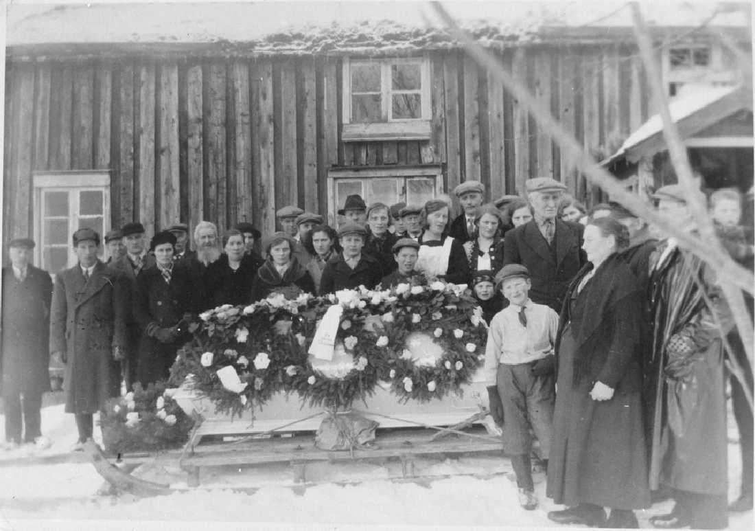 Leirfjord, Løkåsen. Begravelse til Karoline Pettersen, Flatåsen, Løkås. Kista er pyntet med granbar - noe som var vanlig ved begravelser. Personnavnene er ukjente.