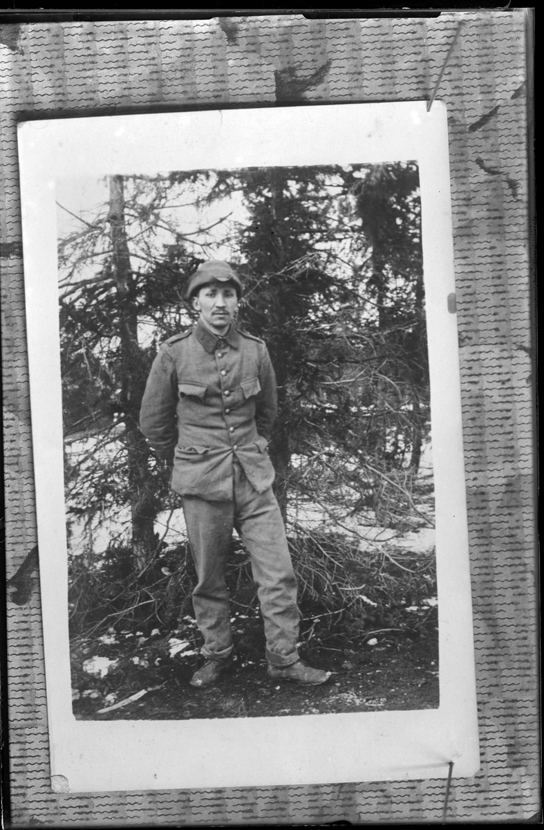 Reprofotografi av porträtt på man i grå militäruniform. I fotografens anteckningar står det "Rep. för Kööhler".