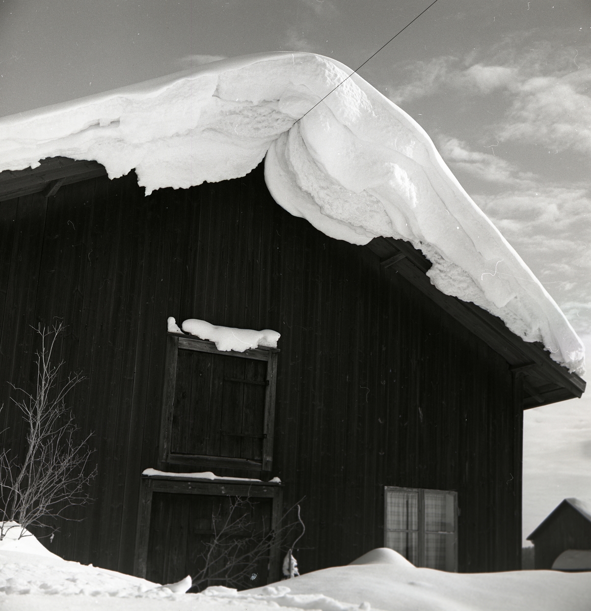 Snöhäng på taket till ett vagnslider, januari 1967.