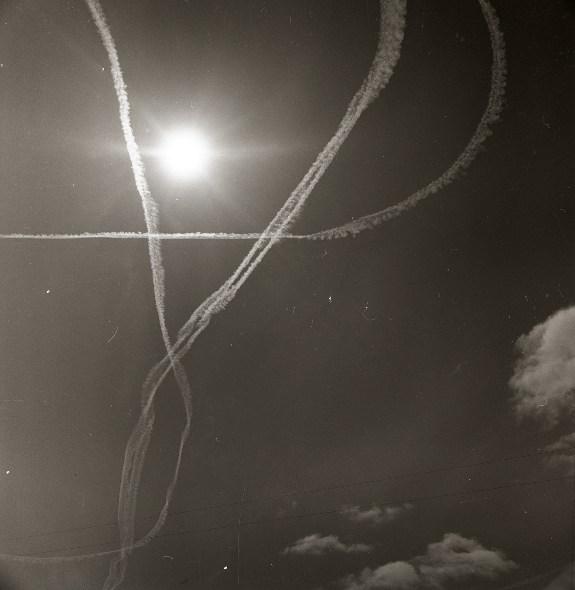 En solig himmel med rök efter flygplan, 22 maj 1956.