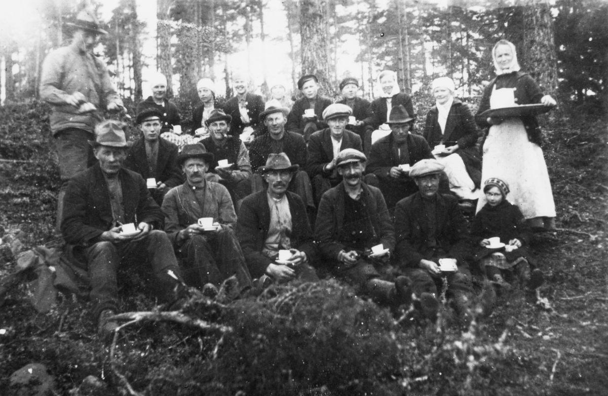 Ett lag, både unga och gamla, planterar ny skog efter en brand 1918, förorsakad av en torvmaskin i Store mosse i Forsheda.