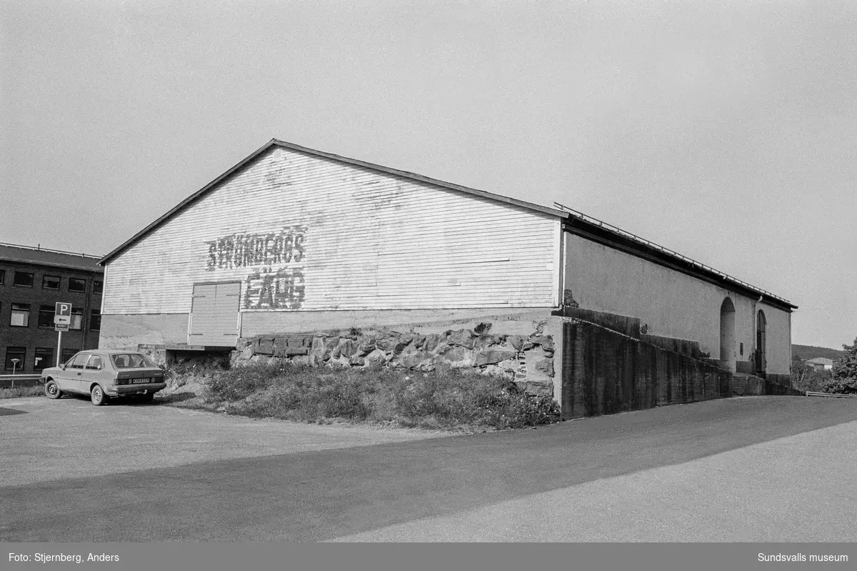 Magasin med stenfot. Stenfoten är från omkring 1800. Överbyggnaden är från omkring 1930. Möjligen använd som iskällare för Grönborgs bryggeri.