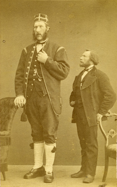 Henrik Olsen Brustad fra Ytterøy i Nord-Trønderlag, promotert som verdens sterkeste og høyeste mann. Mannen til høyre er kanskje hans bror Andreas Brustad.