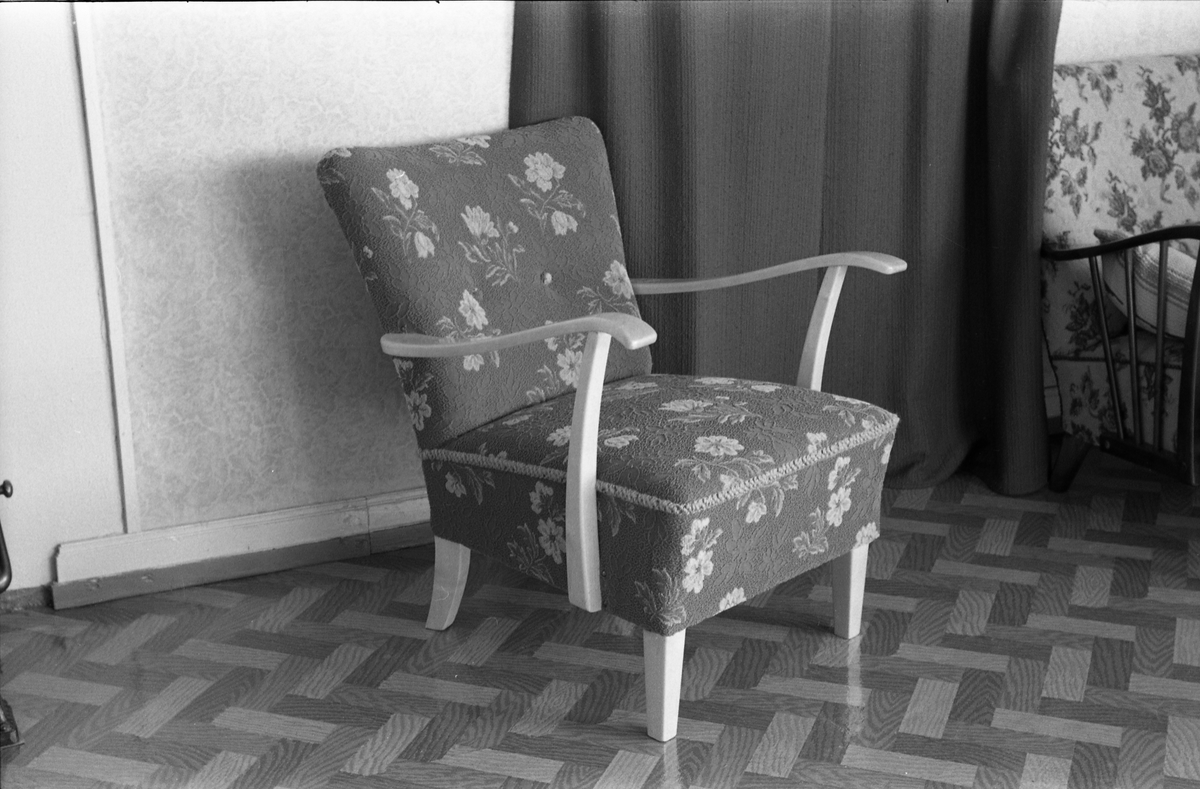 Lenestol, muligens fra en lokal snekkerbedrift. Seks bilder med stolen avbildet fra ulike vinkler.