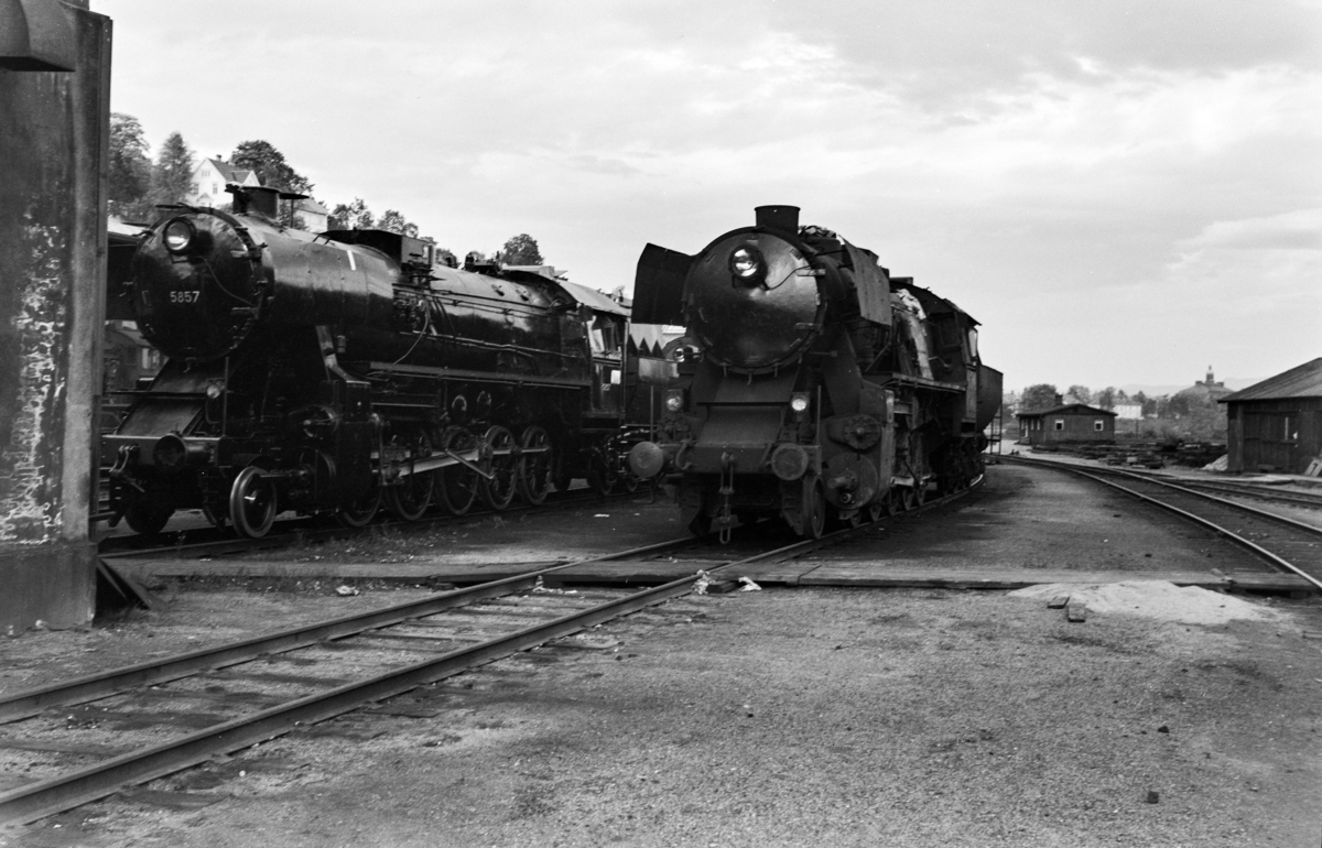 Hensatt damplokomotiv type 63a nr. 5857 (t.v.) og 5113 på Marienborg.