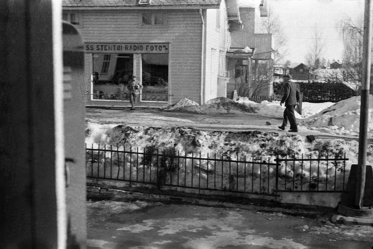 To bilder tatt fra Esso på Lena mot Brandt-Johansens butikk, mars 1954.