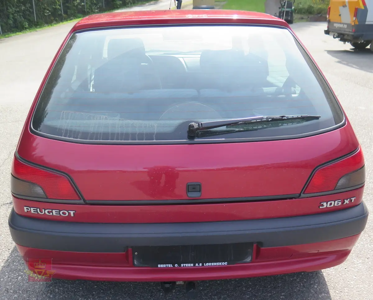 Peugeot 306 XT. 5-dørs combi karosseri, rød lakk. Svart og grått interiør. Bilen har en tverrstilt, vannavkjølt, bensindrevet 4-sylindret motor. Motoren har et sylindervolum på 1761 kubikkcentimeter, Motorytelse/effekt 74.00 KW (101 HK). To aksler, framhjulstrekk. 5-trinns manuell girkasse. Kilometerstand 129400. Avtagbart hengerfeste ligger i bagasjerommet.
Antall seter 5. Dekk foran (standard)175/65 R 14. Dekk bak (standard)175/65 R 14.
Noen bulker på døren på venstre side.