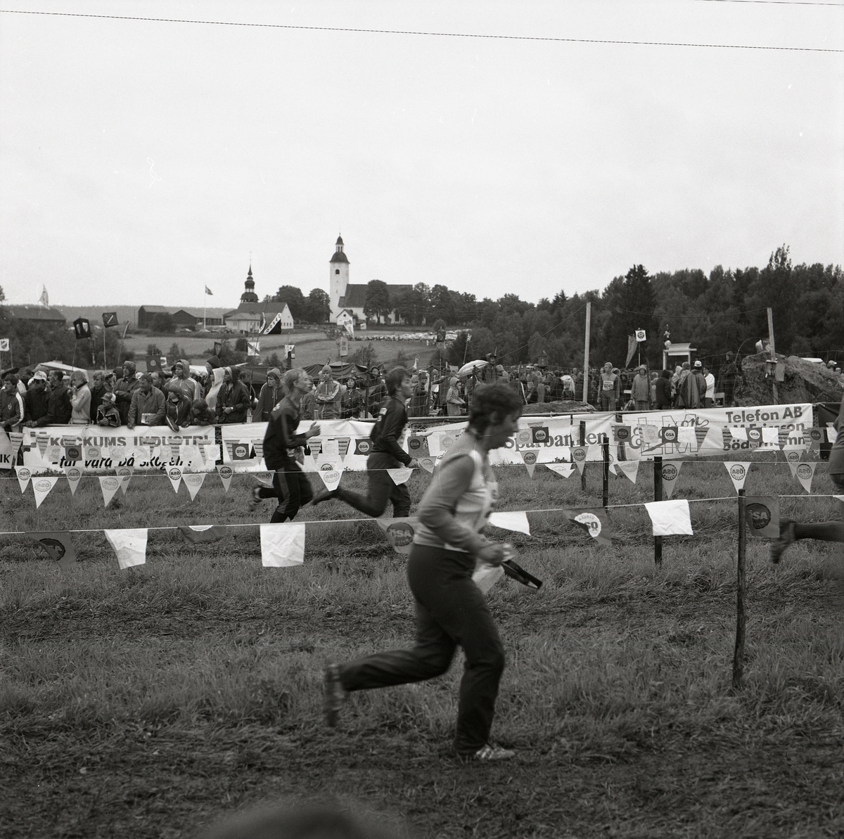 Några orienterare springer på upploppet i Hälsingtuna vid O-ringen den 20-24 juli 1981.