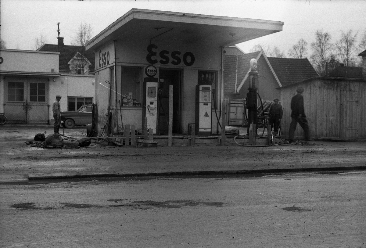 Fem bilder fra byggearbeider ved Esso på Lena april 1954. Ingen av personene på bildene er identifisert. På det første bildet ser en iflg. informant fronten på en Opel Olympia årsmodell 1950-52.