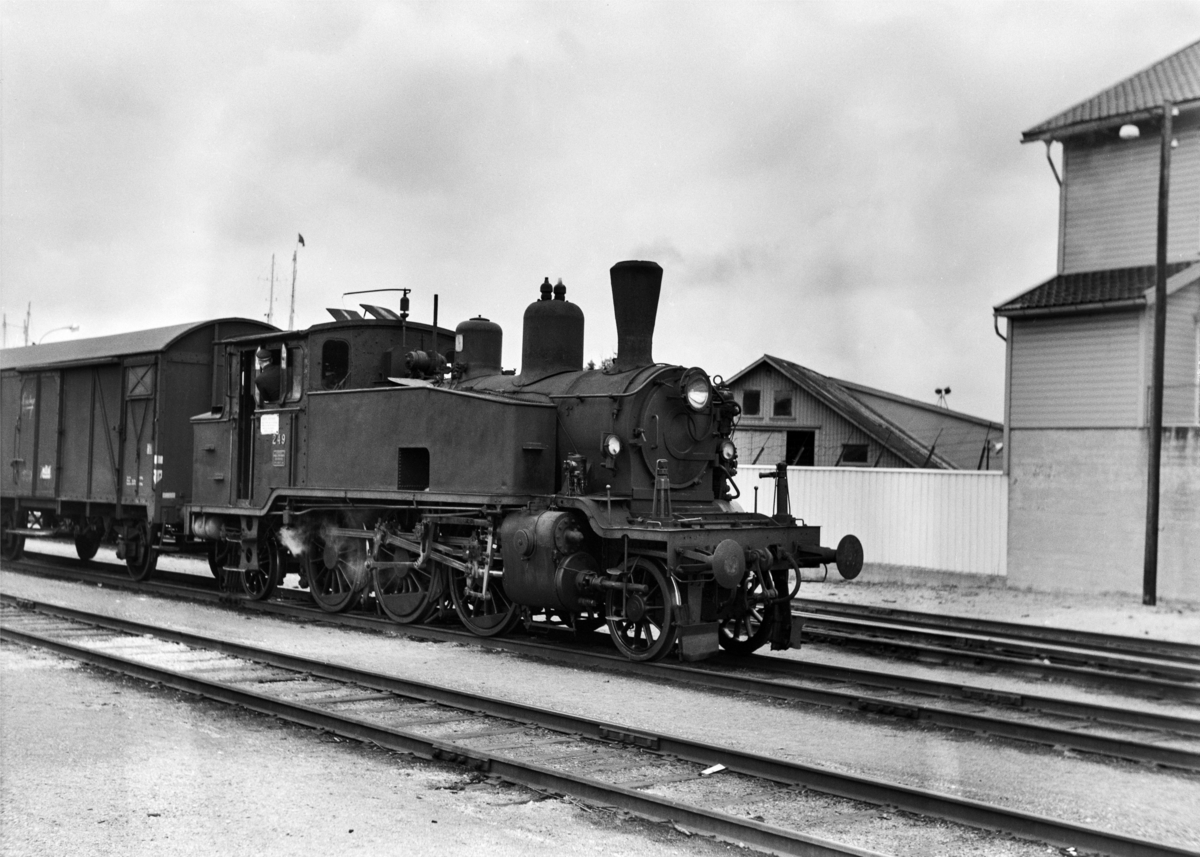 Damplokomotiv type 20b nr. 249 i skiftetjeneste på Kristiansand stasjon.