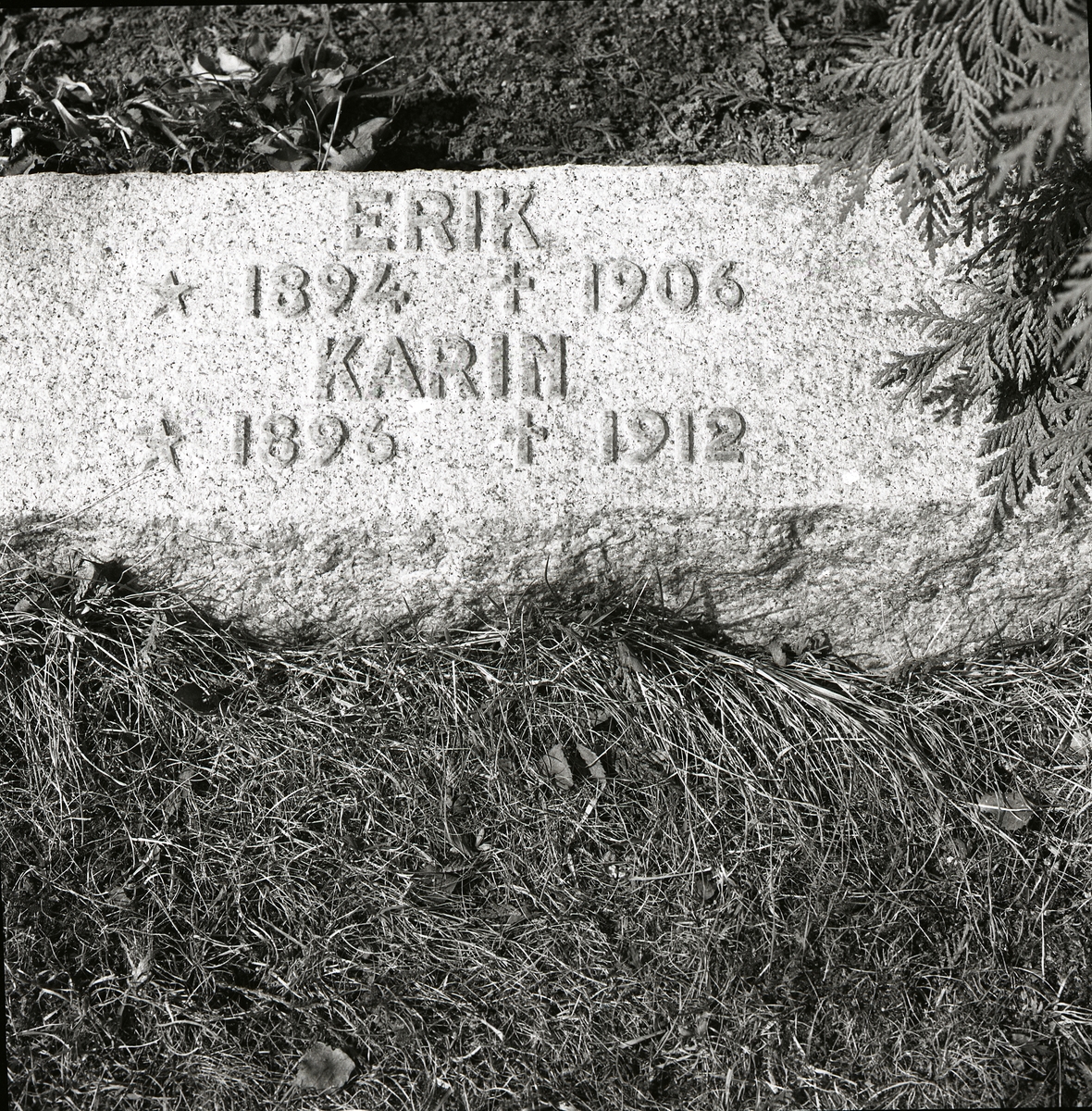 Gravsten med inskiption, Rengsjö kyrkogård. Kristi himmelsfärdsdag, 7 maj 1986.