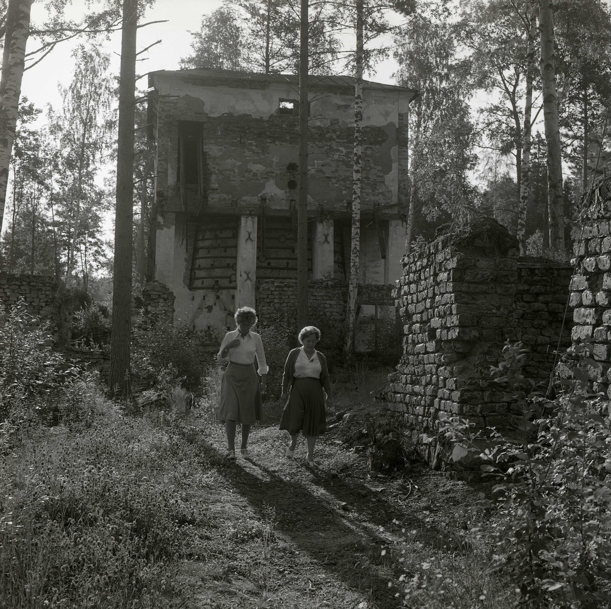 Två kvinnor vid resterna av en masugn i Långvind 6 juli 1980.