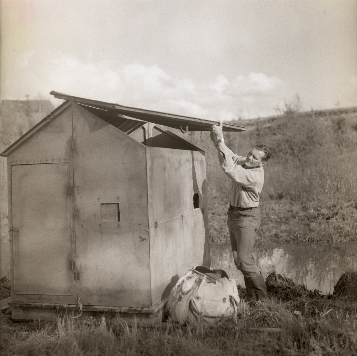 Hilding lägger tak på ett knipgömsle, maj 1963.