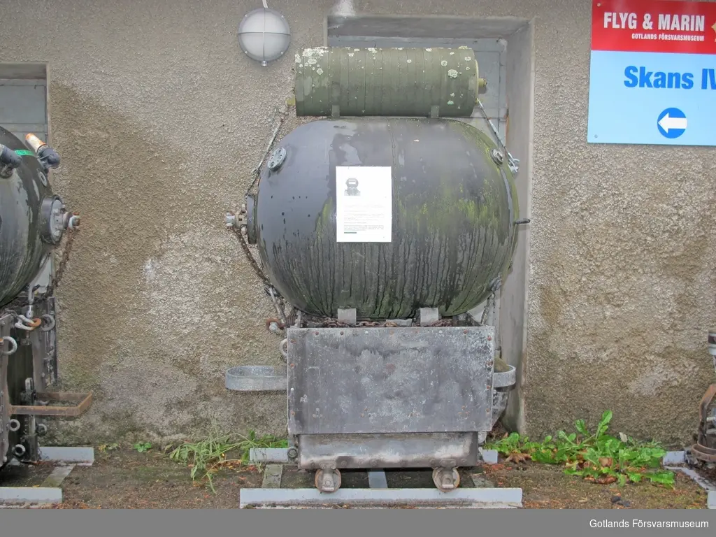 Förankrad avståndsmina. 
Ursprungligen benämnd M/F:1
Totalvikt ca 800 kg, laddning 200 kg TNT
Minan hade ett särskilt lock som man monterade ett elektrmagnetiskt organ på .
Utveklades under 1940-talet men någon större serietillverkning genomfördes inte.