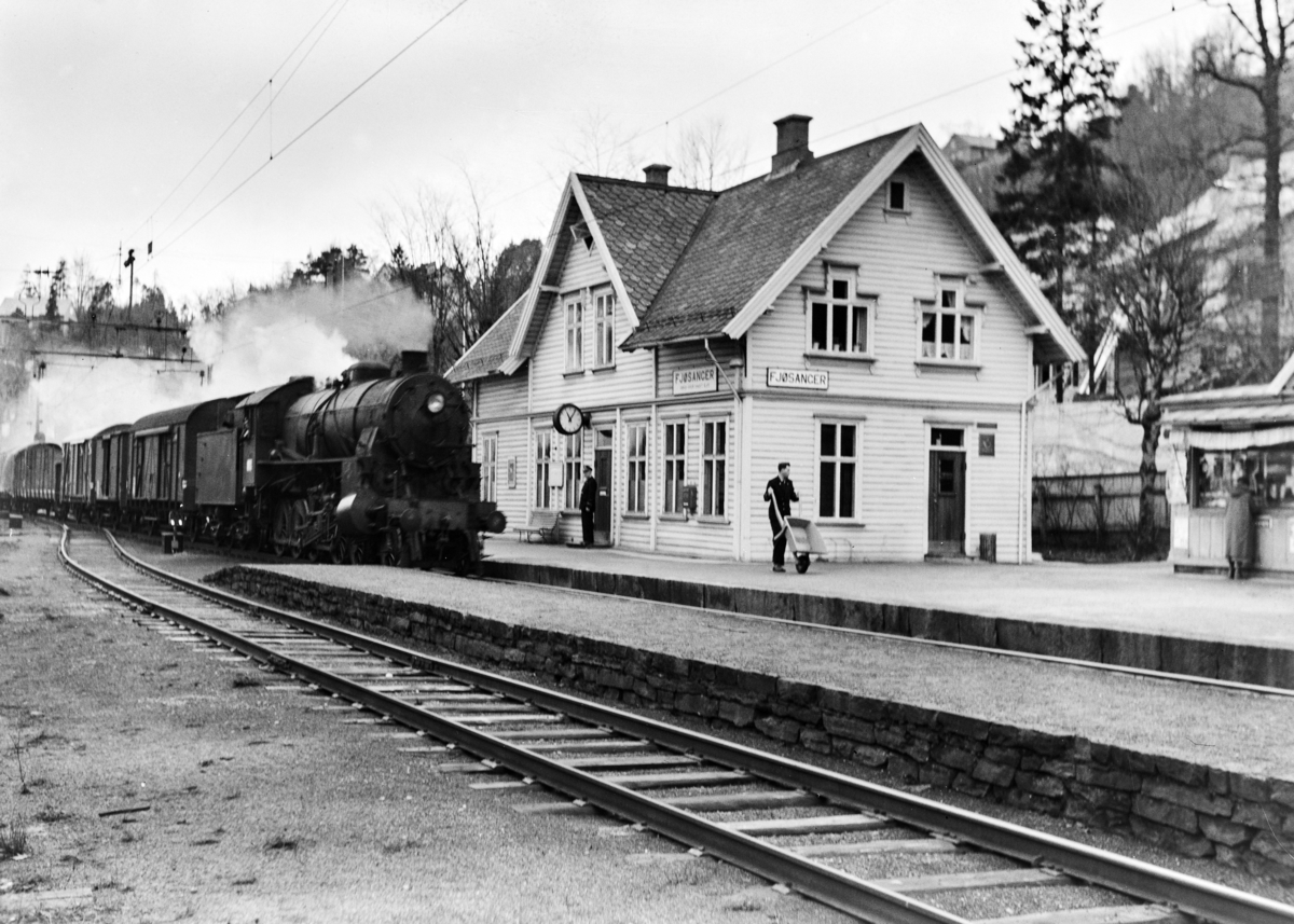 Damplokomotiv type 31b nr. 400 med godstog 5500 til Oslo passerer Fjøsanger stasjon.