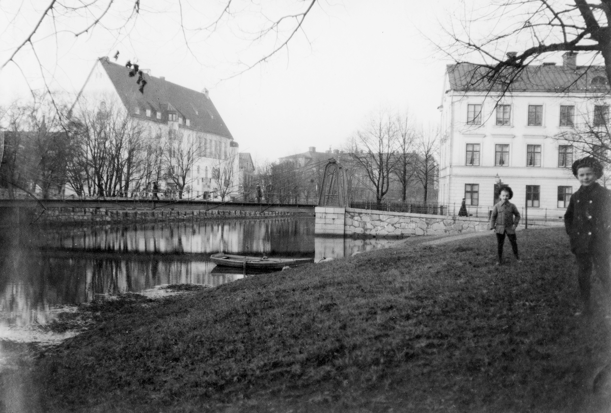 Vy Järnbrogatan, nuvarande S:t Olofsgatan och Järnbron över Fyrisån, mot kvarteren Rudan och Leoparden, Uppsala efter 1911