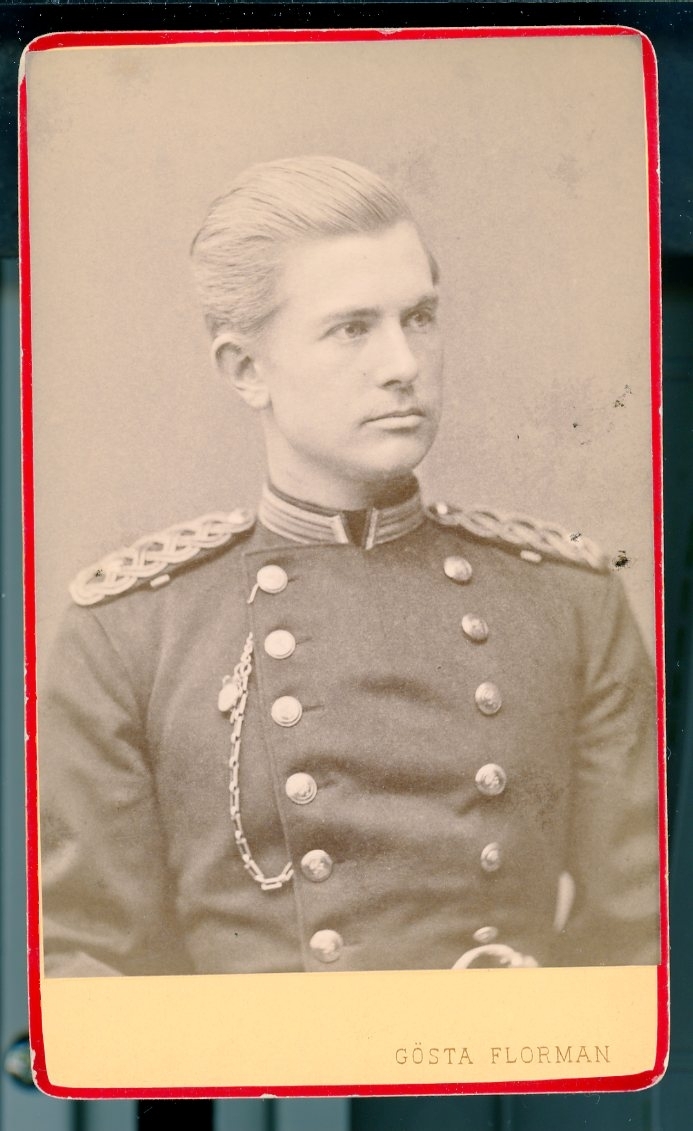Kabinettsfotografi: Emil Uggla i uniform, en ung man.